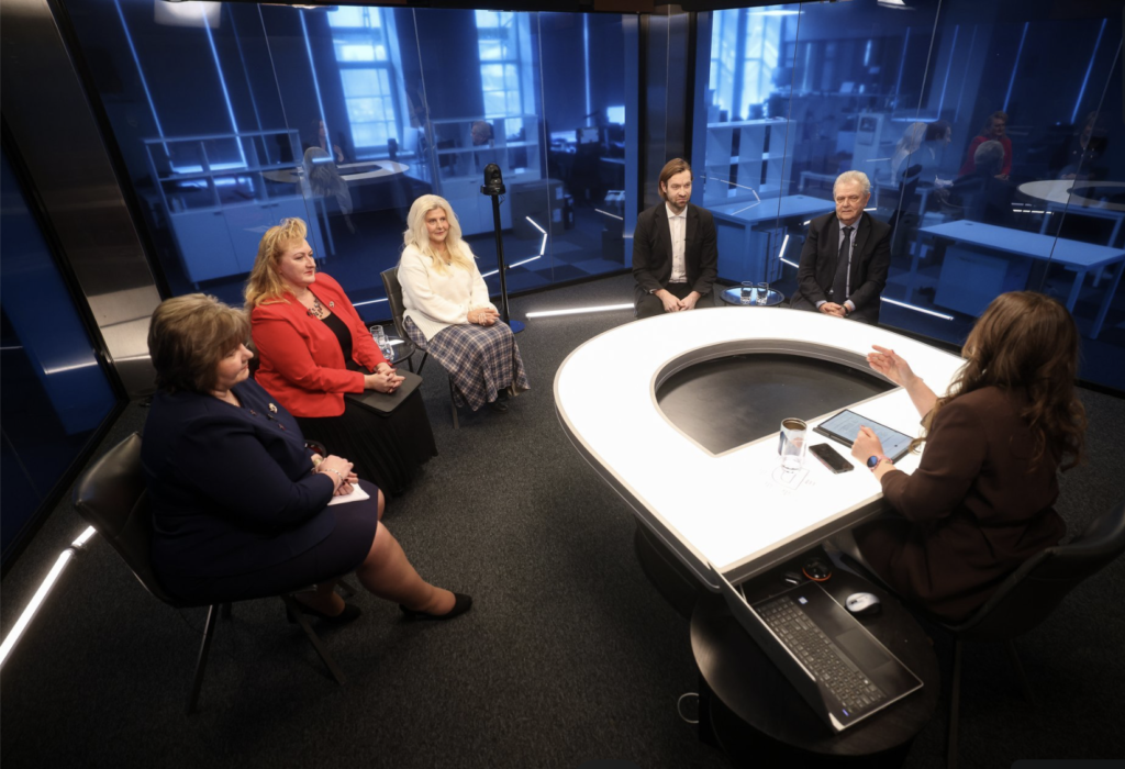 virsstundu-apmaksa-diskusija-latvija